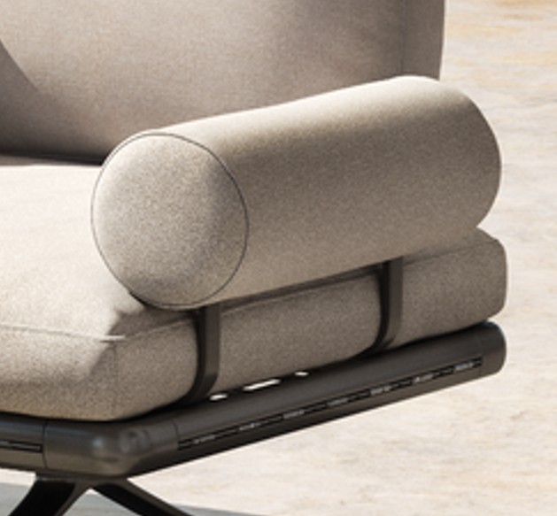 Deteilaufnahme eines Sofas mit Seitenkissen mit Metallbügel