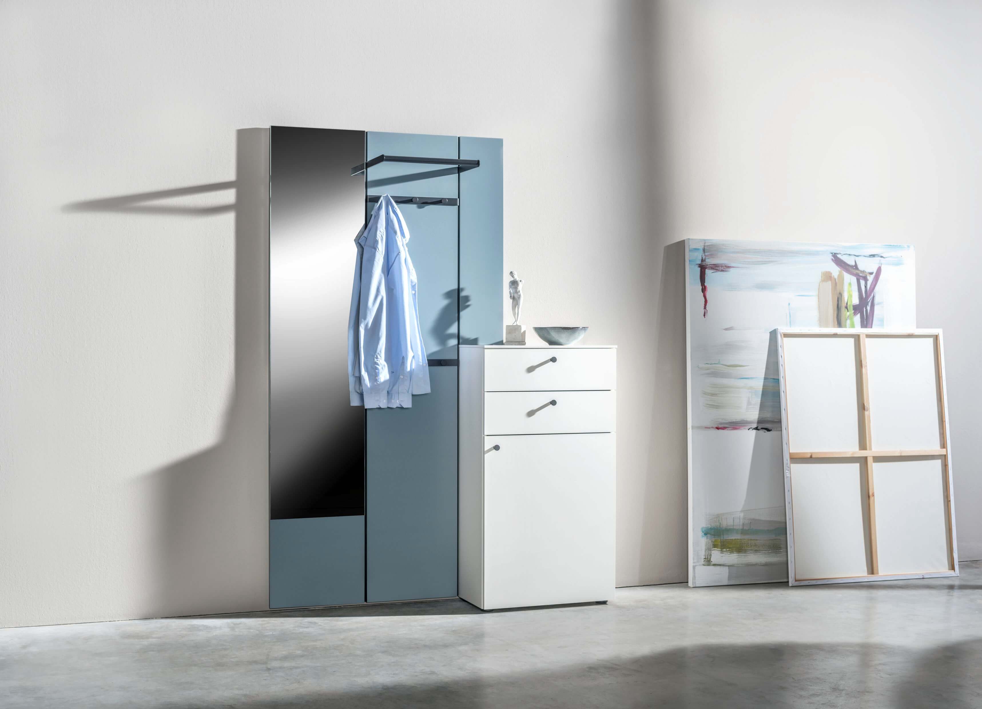 Sudbrock Sina - Garderoben-Set | Lack taubenblau, Lack blütenweiß | B: 142 cm kleine, blau, weiße Sudbrock Garderobe Sina mit Spiegel und Kleiderstange