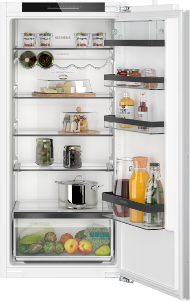 Siemens studioLine - Einbau-Kühlschrank iQ500 (122.5x56 cm) INKL. 5 JAHRE GARANTIE | KI41RSDD1 Offener Einbaukühlschrank von Siemens, gefüllt mit diversen Lebensmitteln und Getränken in Regalen und Türfächern
