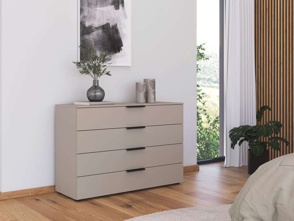 graue Kommode mit schwarzen griffen und mit vier Schubladen in einem modernen zimmer stilvoll dekoriert