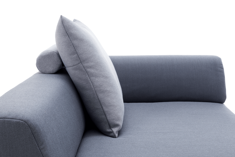 freistil Rolf Benz 198 - Rückenkissen mit Rolle | 80 x 62 cm Seitenansicht eines modernen grauen Sofas mit Kissen auf der Armlehne, ideal für stilvolles Wohnen