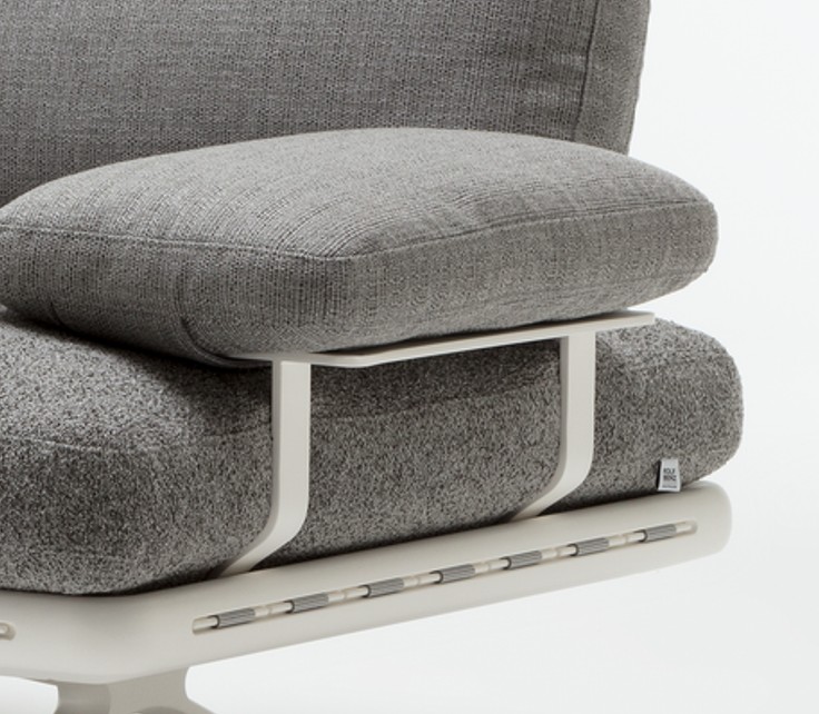 Deteilaufnahme eines Sofas mit Seitenkissen mit Metallbügel