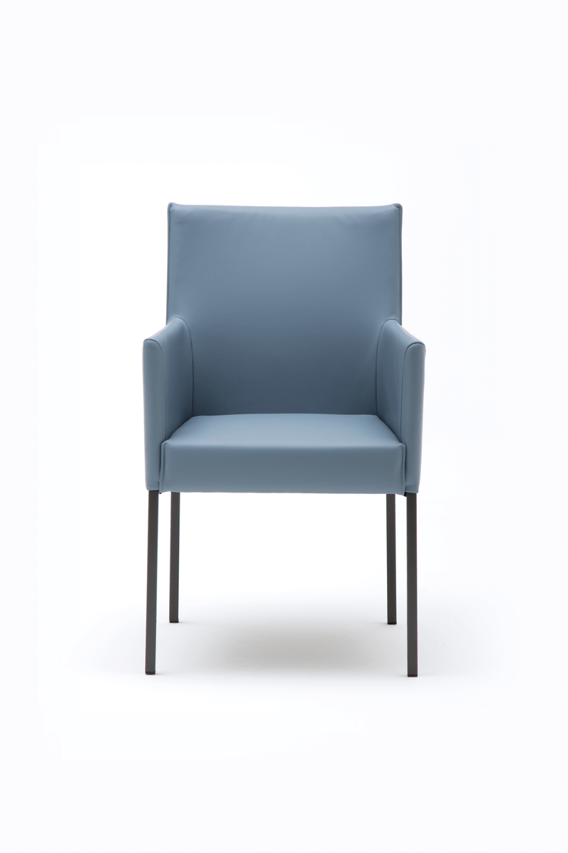 Blauer Armlehnstuhl aus Leder mit Metallbeinen, frontale Ansicht