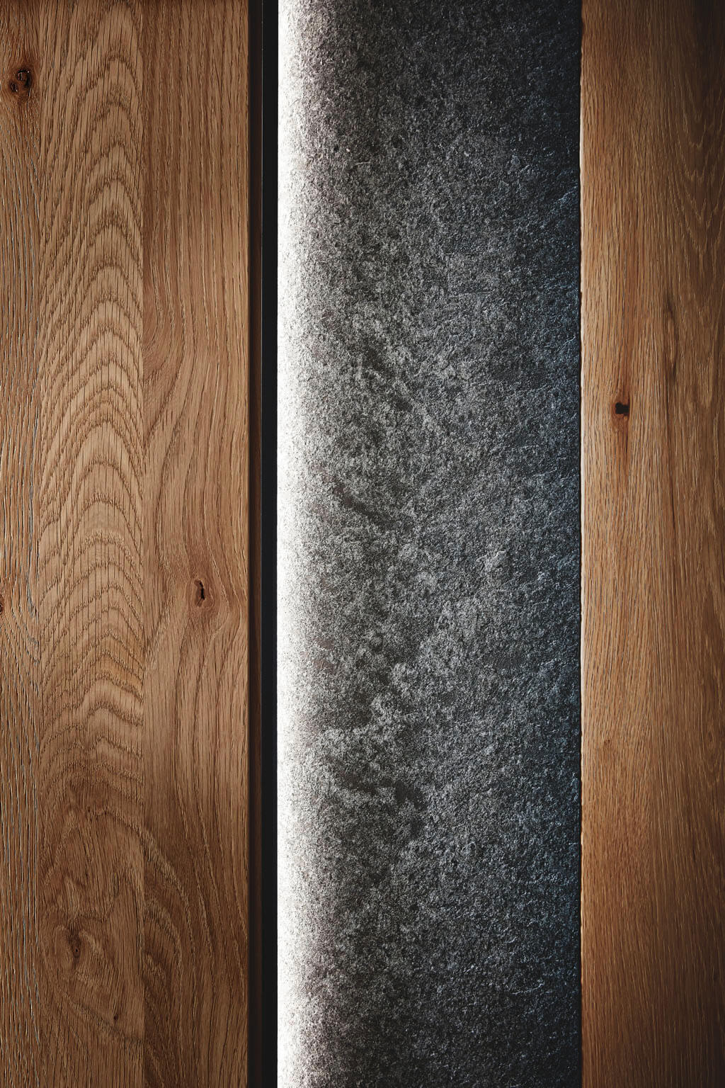 Streifen in braun und grau mit weißer Absetzung