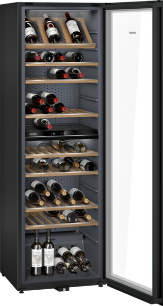 Ein geöffneter, moderner Weinkühlschrank mit mehreren Regalen für die Weinlagerung, gefüllt mit Flaschen in verschiedenen Größen.