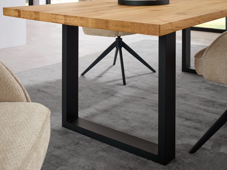 Nahaufnahme eines Holzesstisches mit Metallkufen