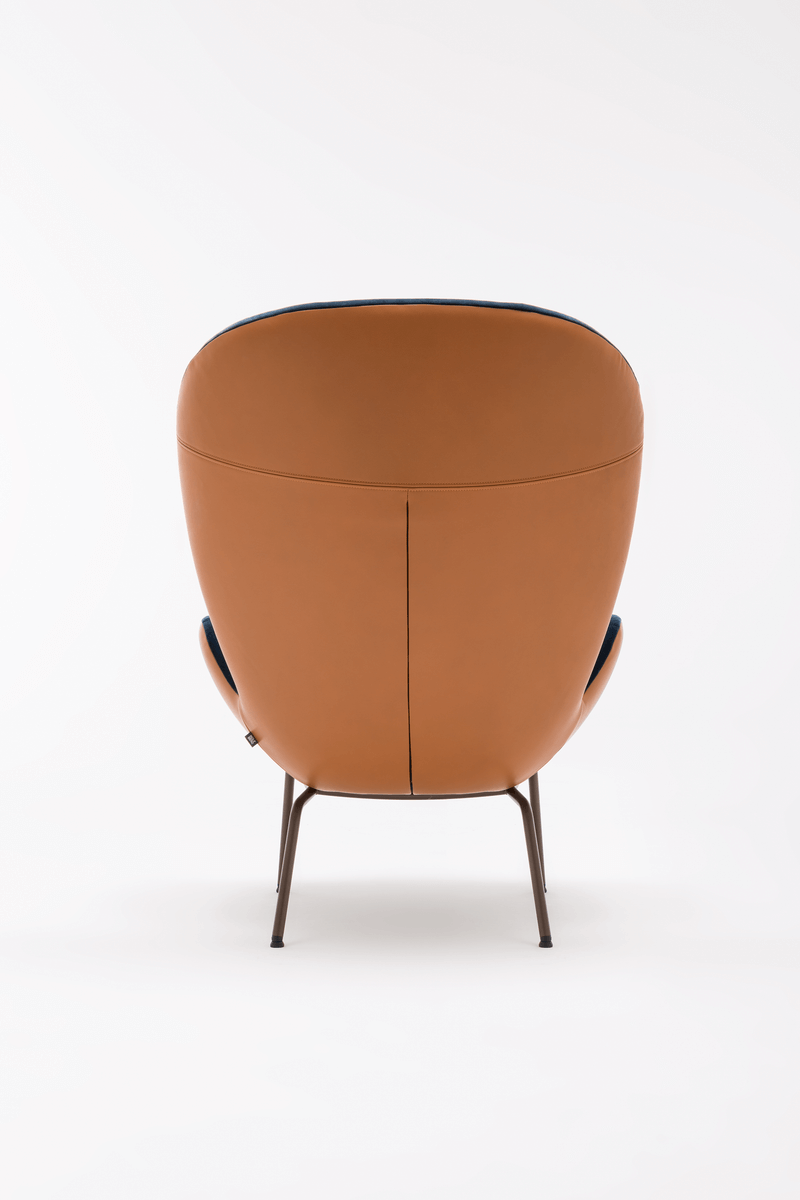 Rückansicht eines modernen braunen Ledersessels mit elegantem Design und Metallbeinen