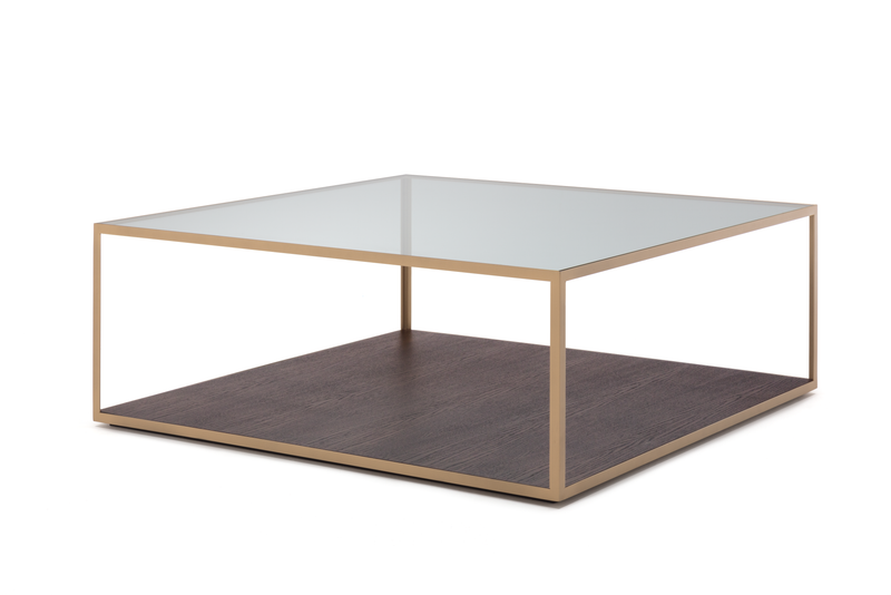 Quadratischer Couchtisch mit Glasplatte und braunem Holzfuß, eingerahmt von goldfarbenem Metallgestell