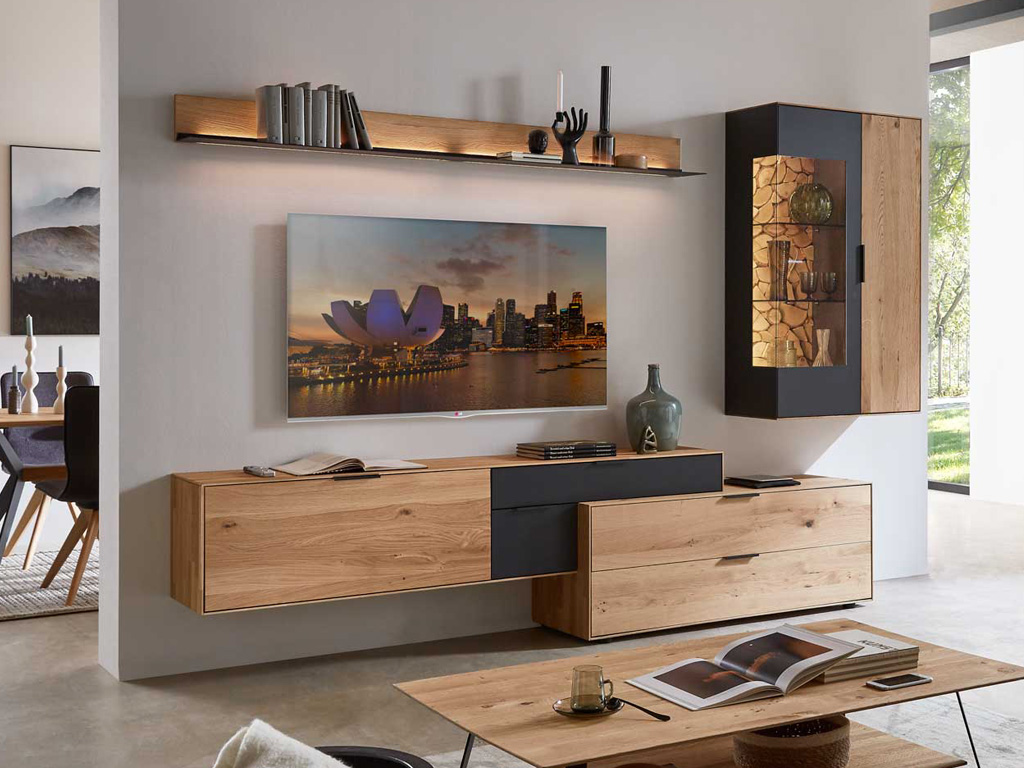 Wöstmann WM 2140 - Wohnwand | Type 0005/0105 | Wildeiche massiv | konfigurierbar Wohnzimmerwand mit TV, Holzverkleidung, schwarzem Regal, Beleuchtung und dekorativer Vitrine