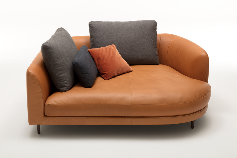 Rolf Benz 555 KUMO - Sofa  | 138 x 176 cm Stylisches braunes Ledersofa mit grauen und orangefarbenen Kissen, geeignet für modernes Wohnzimmerdesign