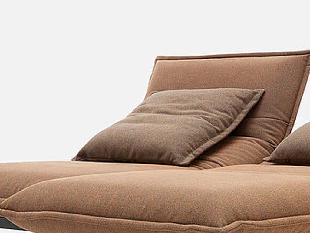 Beigees Sofa mit zwei passenden Kissen, minimalistisch und stilvoll
