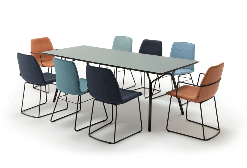 Moderner Esstisch mit verschiedenen farbigen Stühlen in Blau, Beige und Orange