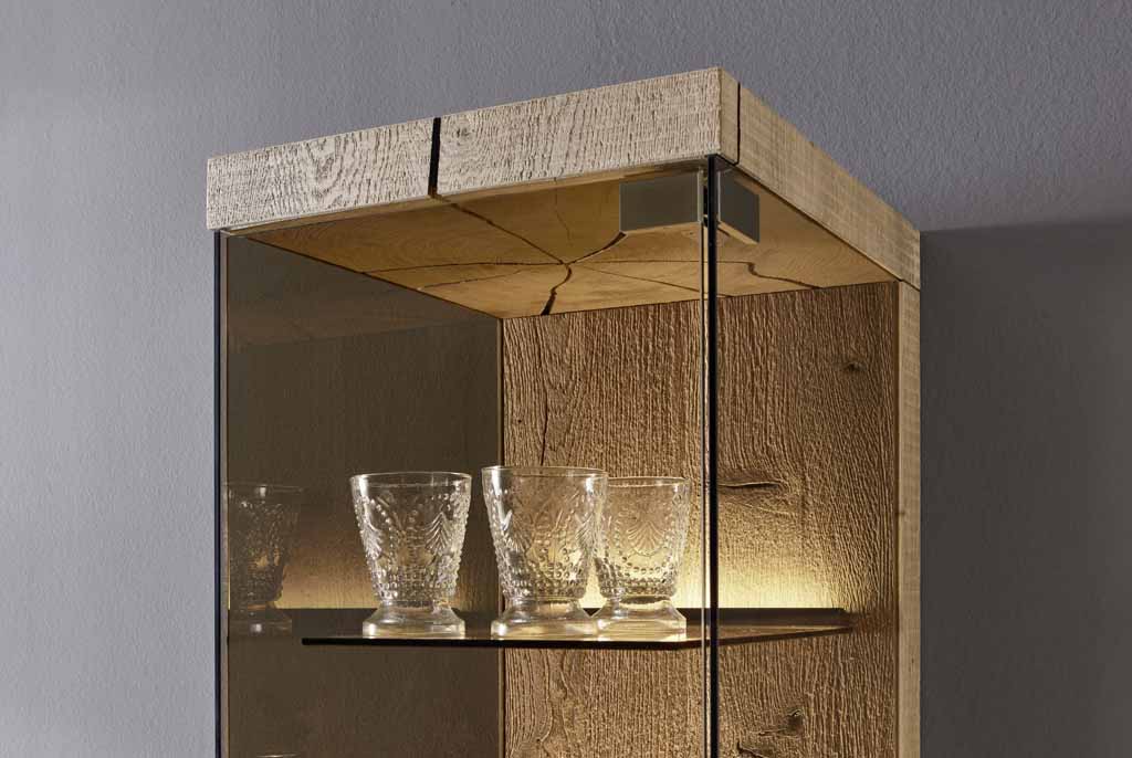 Nahaufnahme Massivholz Vitrine hartmann Vara mit Beleuchtung