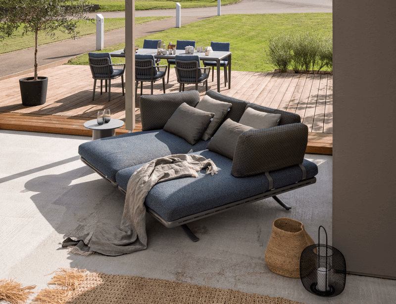 Gartenliege mit weicher Polsterung in grau und blau