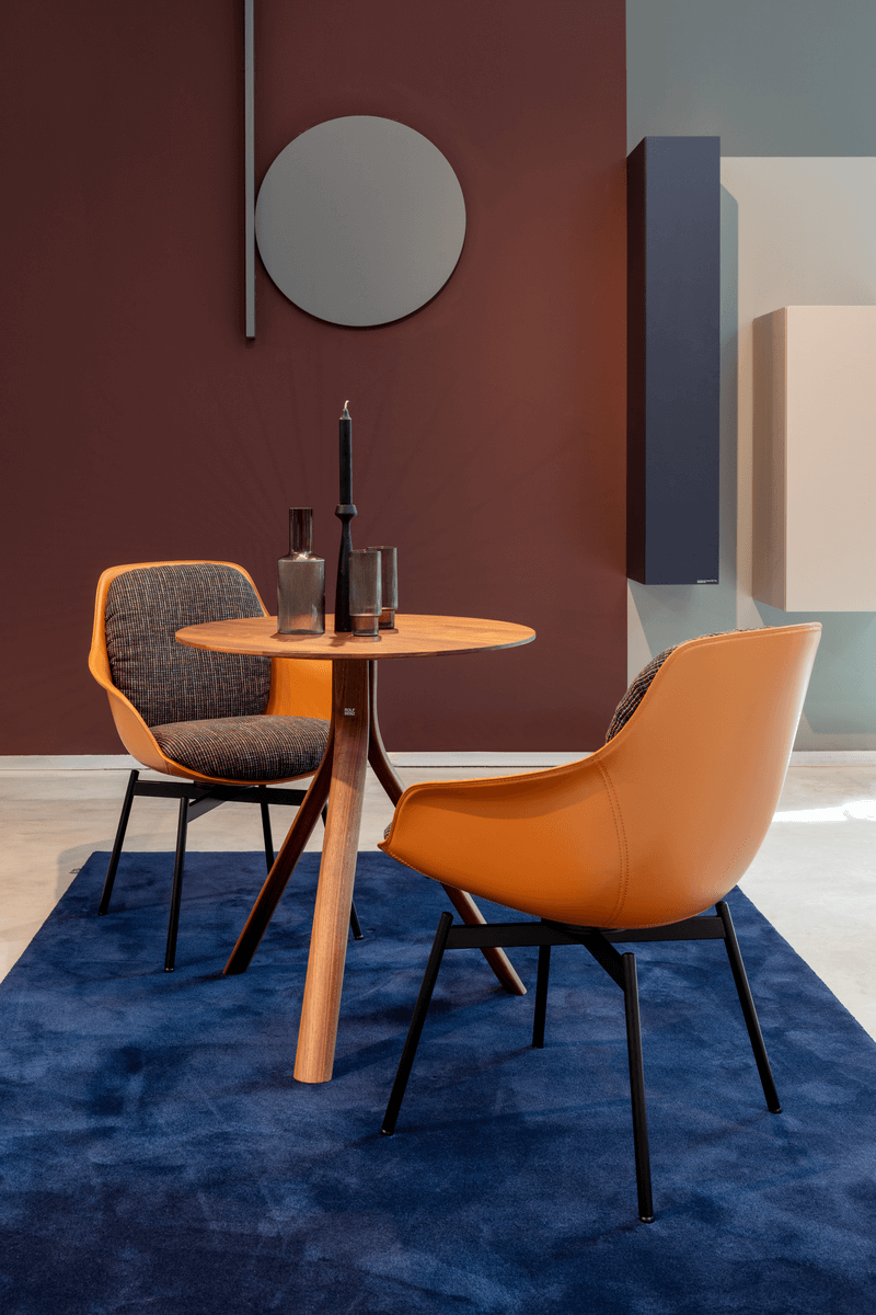 Schalenstühle in orange mit braunem Sitzkissen und Beistelltisch aus Holz