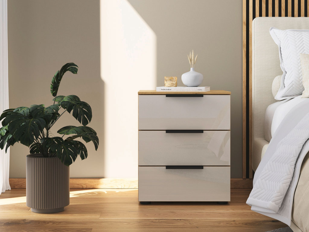 grauer nachttisch mit drei schubkästen platziert neben einem bett in einem modernen zimmer stilvoll dekoriert