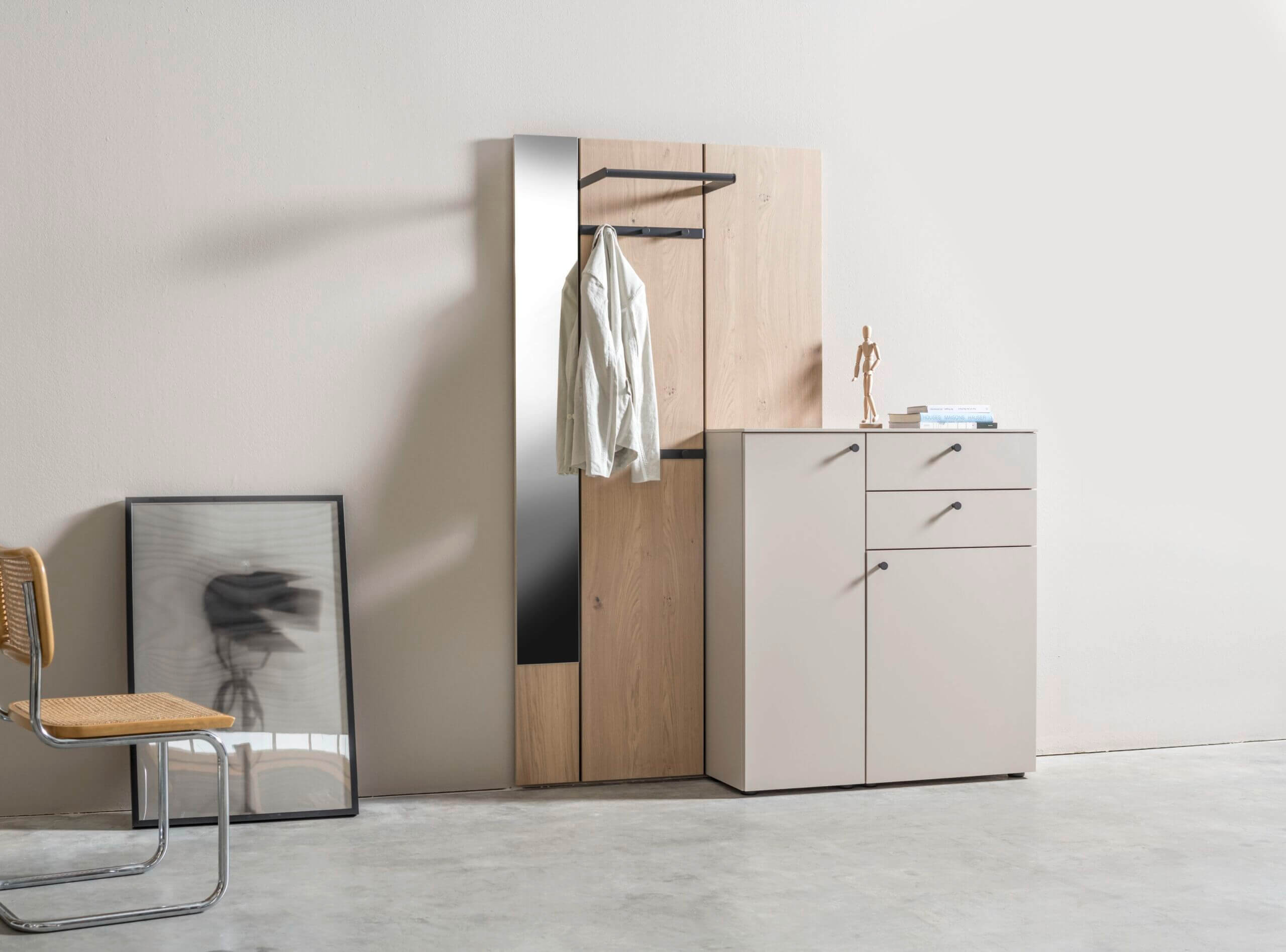 Sudbrock Sina - Garderoben-Set | Furnier Eiche milk astig, Lack kaschmir | B: 161 cm beige Garderobe Sina von Sudbrock mit Eiche Furnier, Spiegel und Kleiderstange