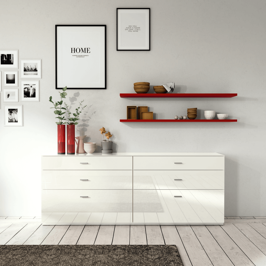 weißes Sideboard mit roten Dekorationselementen