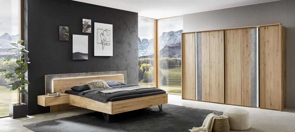 modernes braunes Schlafzimmer mit Bett und Kleiderschrank stilvoll dekoriert in einem hellen Raum