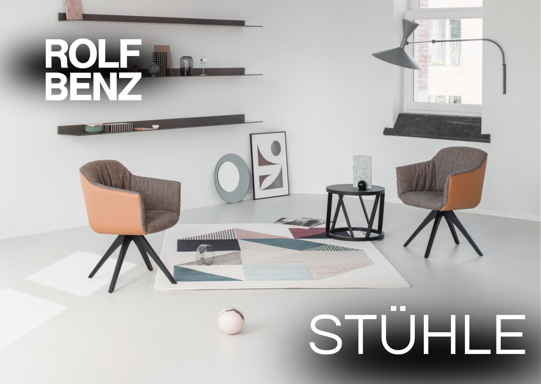 heller Raum mit zwei Polsterstühlen mit Ledersitzschale und Stoffpolster