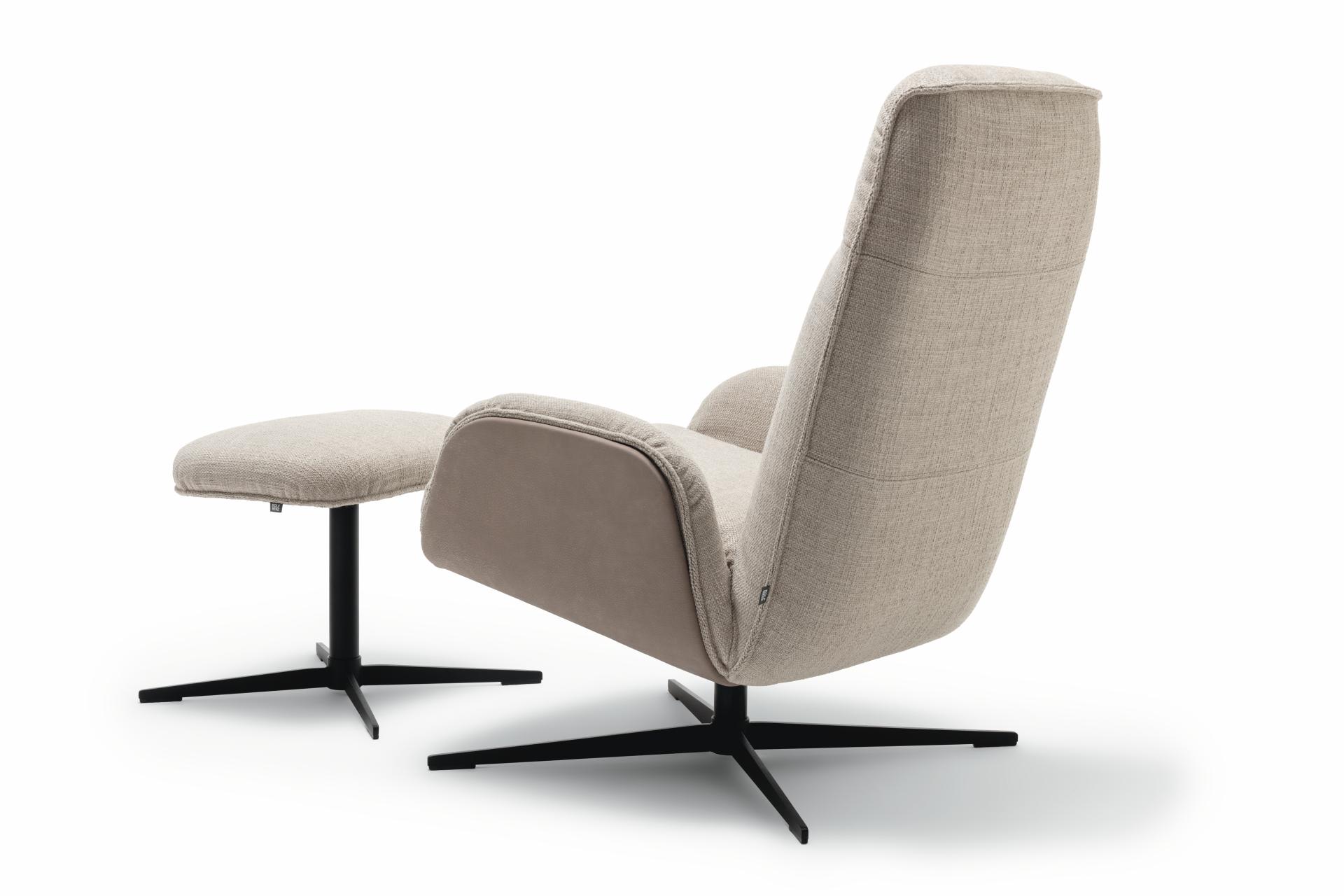 beiger Hocker und Sessel mit schwarzem Kreuzgestell vor weißem Hintergrund