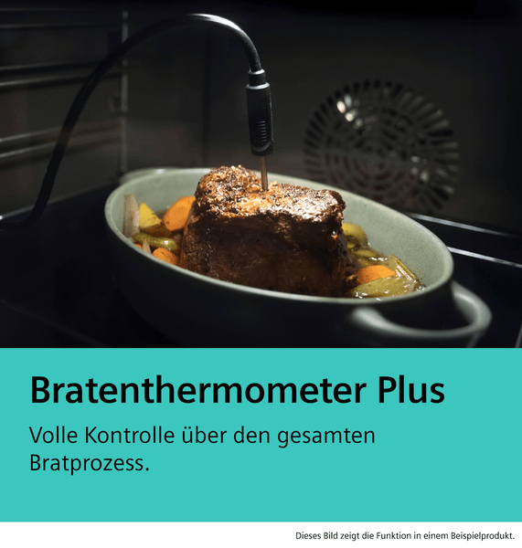 Nahaufnahme eines Bratens in einer Auflaufform im Backofen, in den das Siemens Bratenthermometer Plus eingesteckt ist, um die Kerntemperatur präzise zu messen. Ein Texteinschub hebt die volle Kontrolle über den Bratprozess hervor.