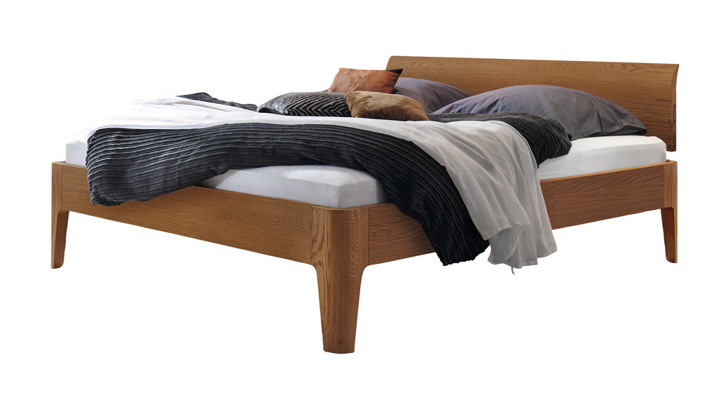 braunes Einzelbett mit Bettwäsche vor weißem Hintergrund