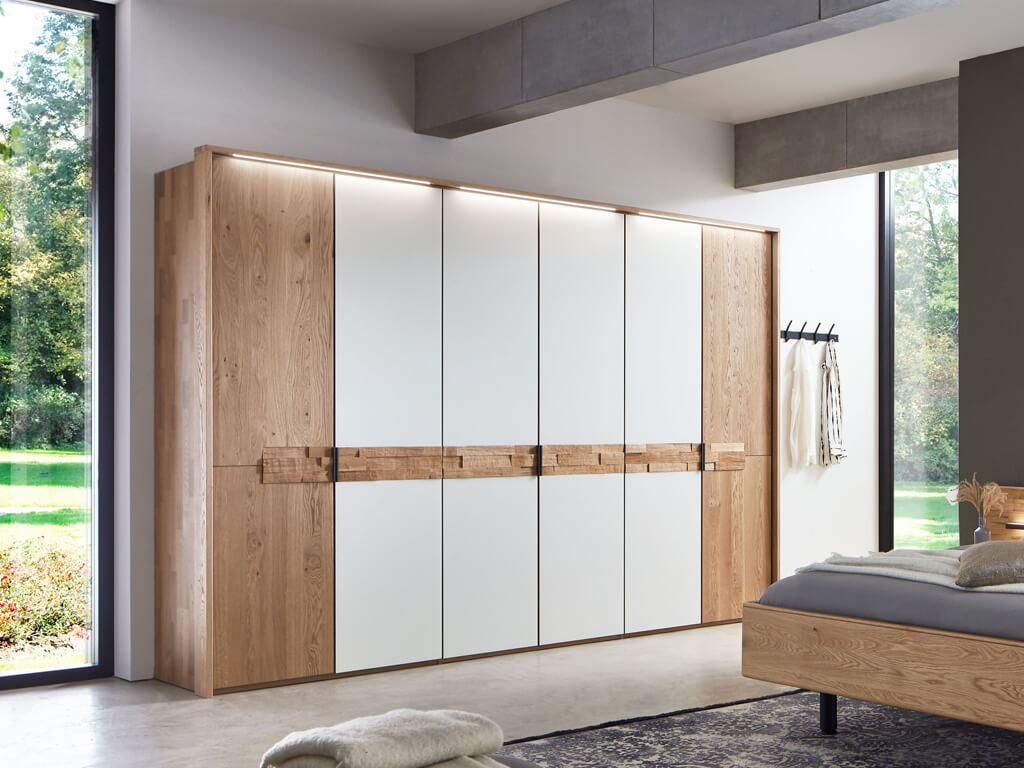 6-türiger Massivholzkleiderschrank Wildeiche mit Magnolieakzent WSM 2800 Wöstmann