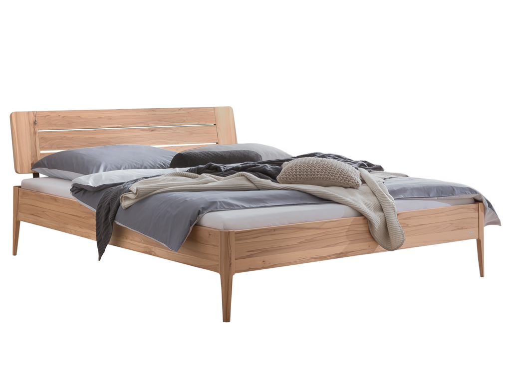 Eine Freisteller-Ansicht des Bettes "Busseto" mit einem Rahmen aus Wildbuchenholz. Das Bett hat ein passendes Holzkopfteil mit horizontalen Lamellen und steht auf vier konischen Holzfüßen.