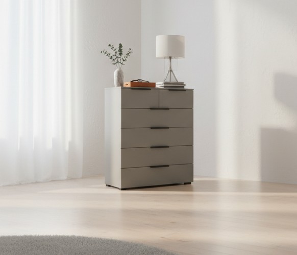 graue kommode unten it vier großen schubladen und oben mit zwei schubladen nebeneinander mit scharzen giffen stilvoll dekoriert in einem hellen raum