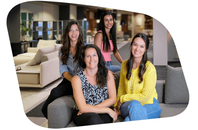 4 Personen auf einer Couch