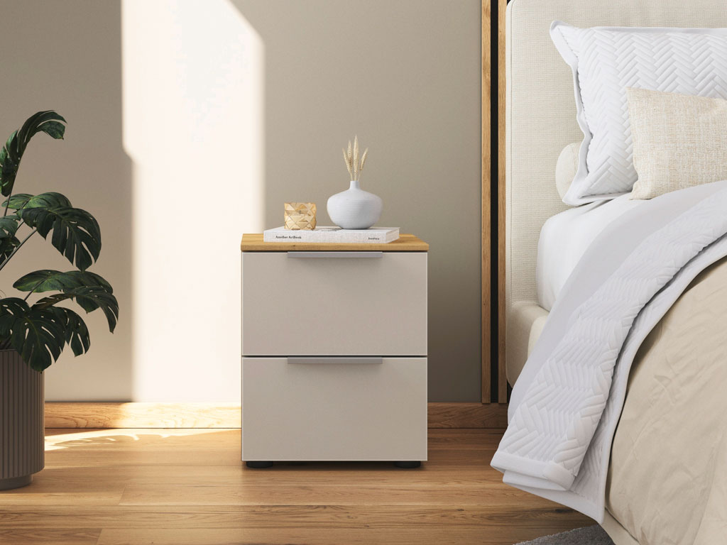 moderner nachttisch mit braunem holzkorpus und zwei schubkästen in grau mit alugriffen in einem modernen zimmer stilvolldekoriert