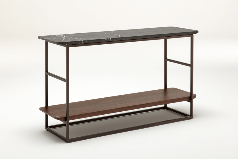 Moderner Konsolentisch aus Metall mit einer schwarzen Marmorplatte und einer darunterliegenden Holzablage