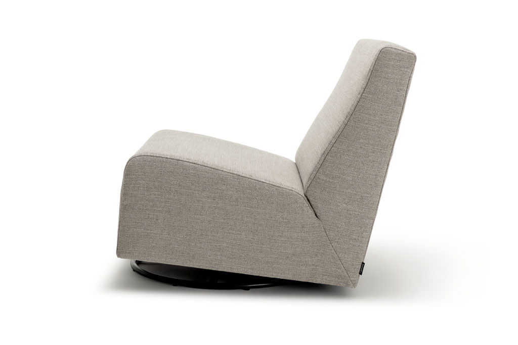 grauer Polstersessel in eckiger Form vor weißem Hintergrund