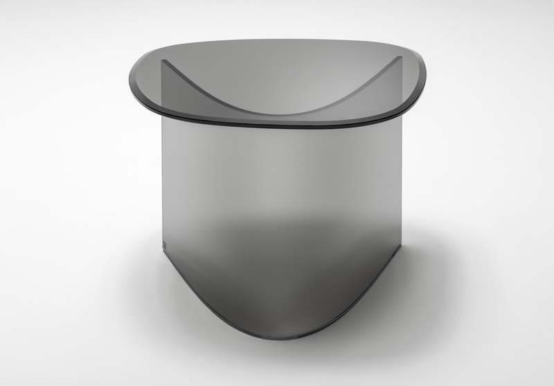 Eleganter Couchtisch mit geschwungenen Kanten und getöntem Glasdesign