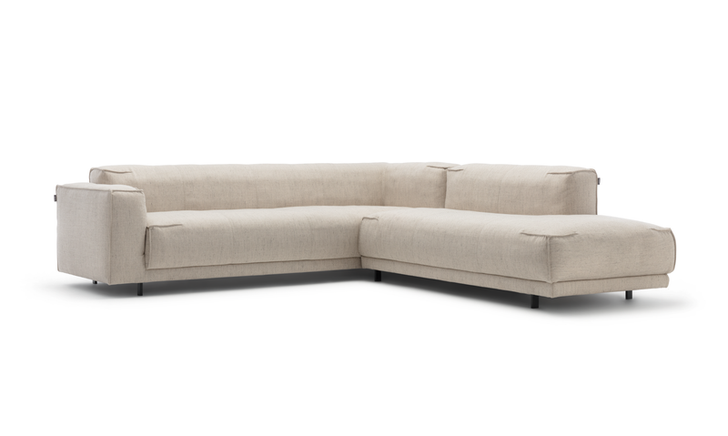 freistil Rolf Benz 136 - Eck-Polstergarnitur | B: ca. 245 cm Beiges Ecksofa mit modernem und minimalistischen Design auf weißen Hintergrund