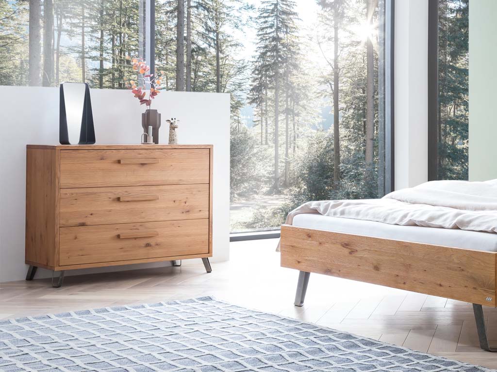 Braune Kommode mit drei Schubladen und drei Griffen stilvoll dekoriert in einem modernen schlafzimmer Cessina von Hasena
