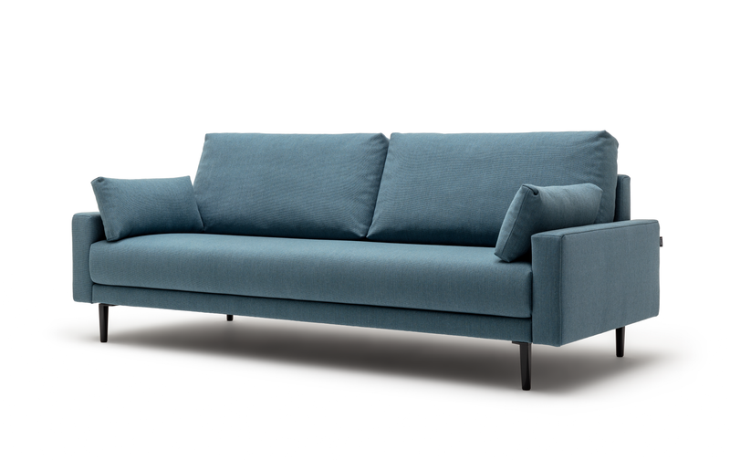 freistil Rolf Benz 170 - Sofabank | alle Ausführungen konfigurierbar Stilvolles blaues Sofa mit bequemen Kissen und schlanken Armlehnen auf schwarzen Beinen