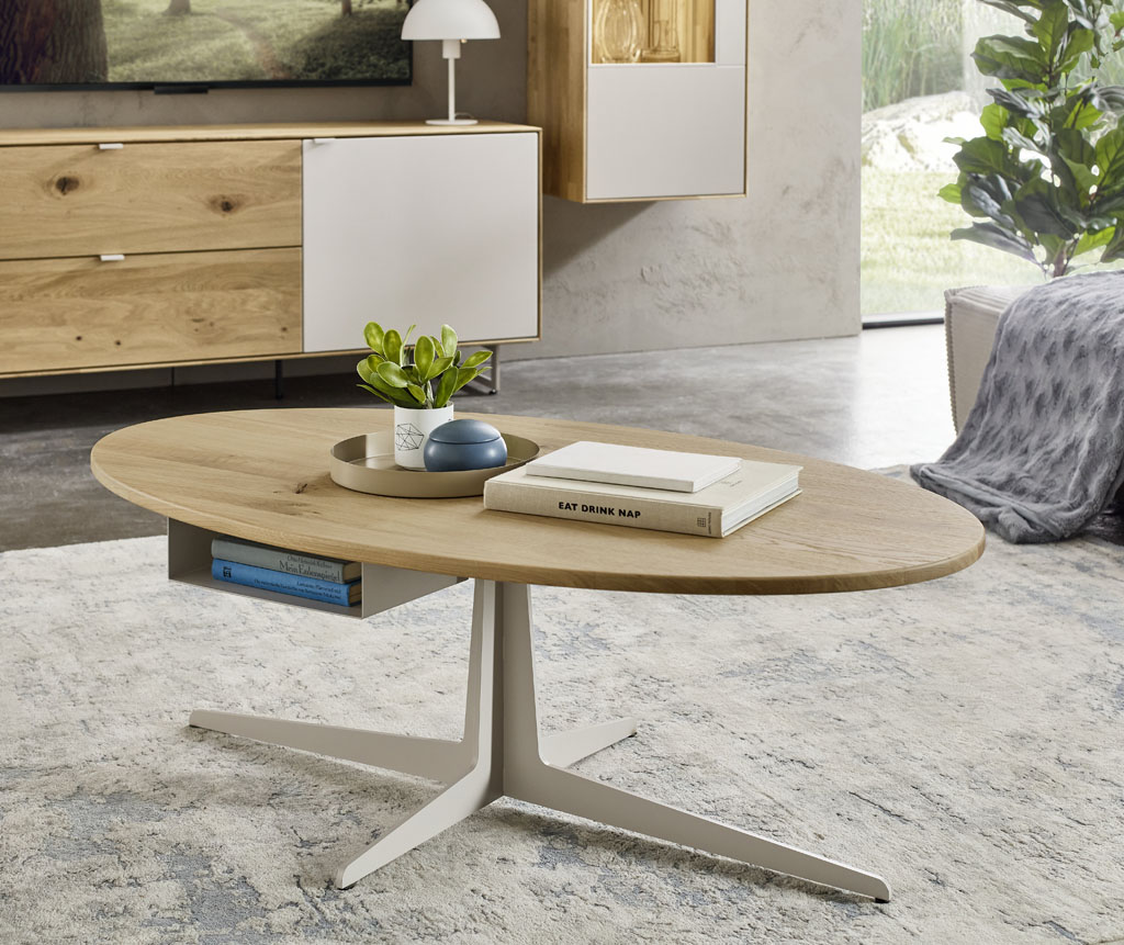 moderner ovaler Holzcouchttisch mit hellem Metallgestellt stilvoll dekoriert in einem modernen Raum auf graue meliertem Teppich