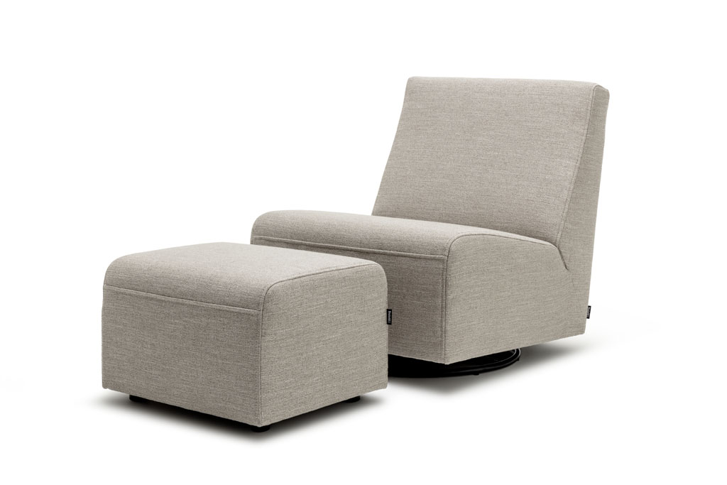 grauer Polstersessel mit Hocker eckiger Form vor weißem Hintergrund