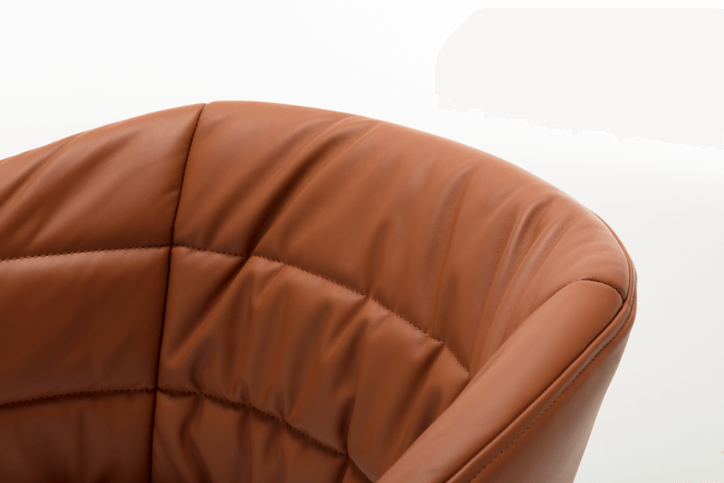 Nahaufnahme eines eleganten braunen Lederstuhls mit raffinierter Polsterung im Detail