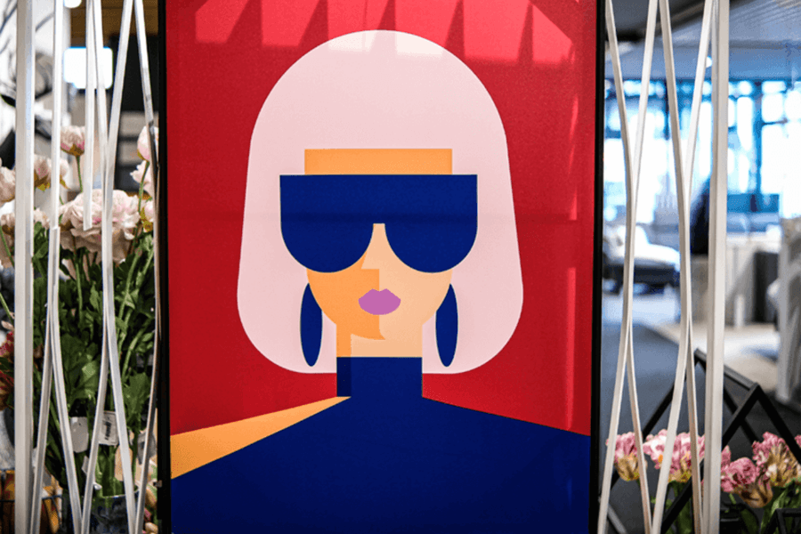 Gemälde von Frau mit blauer Sonnenbrille