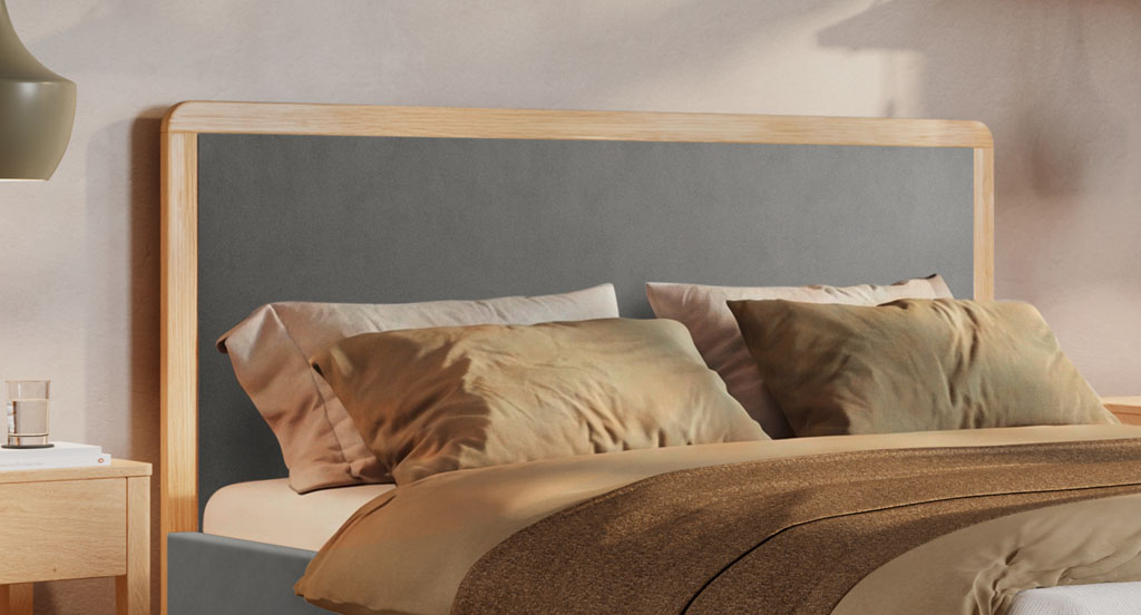 Nahaufnahme des grauen Polsterkopfteils mit edler Holzumrandung in hellem Eichenholz in einem modernen Schlafzimmer (KI-generiert)