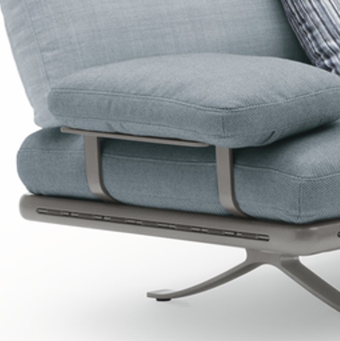 Deteilaufnahme eines Sofas mit Seitenkissen mit Metallbügel