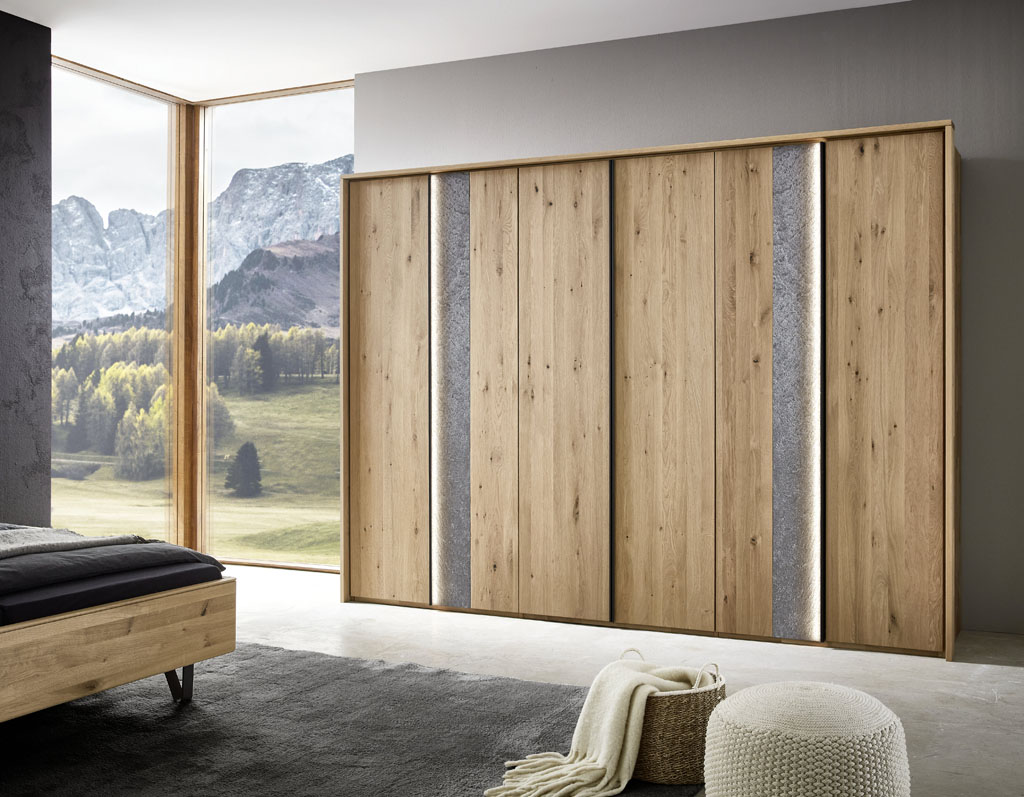 moderner brauner großer Kleiderschrank mit horizontalem grauen Akzent an zwei Türen in einem hellen Raum stilvoll dekoriert