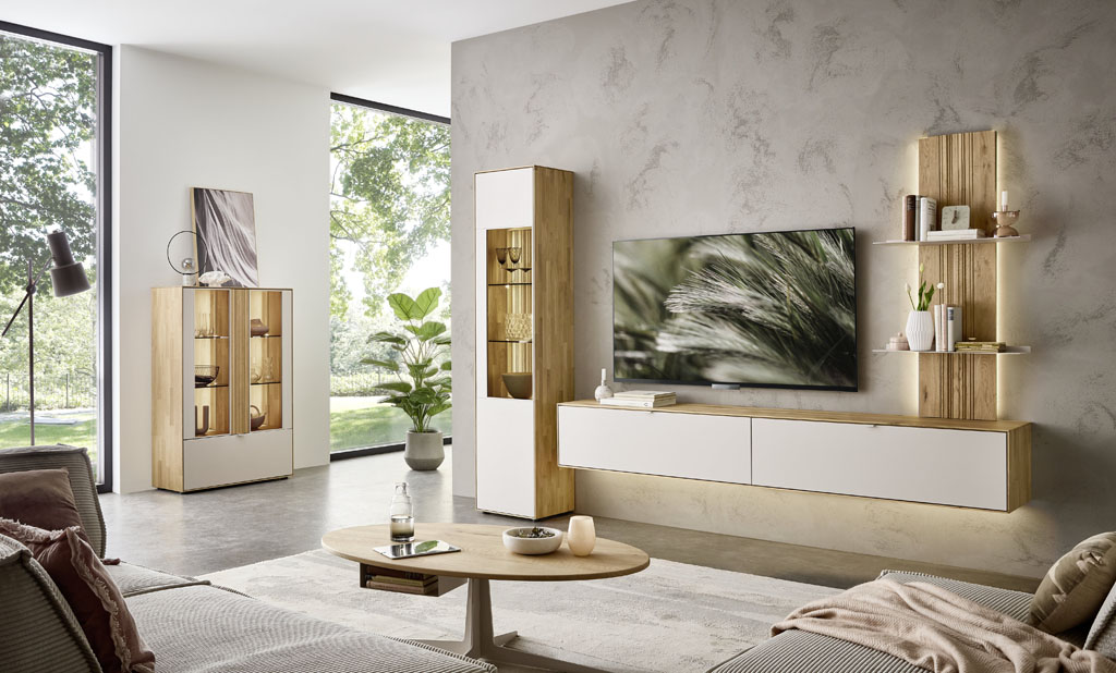 moderne braun-weiße Wohnwand mit Standvitrine, Hängelowboard und Hängepaneel stilvoll dekoriert mit Beleuchtung in weinem modernen Wohnzimmer