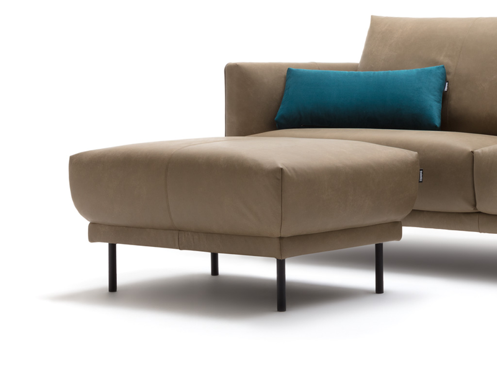 freistil Rolf Benz 133 - Polsterbank | 92 x 62 cm Beiges Sofa mit Fußstütze und blauem Kissen, modernes Design