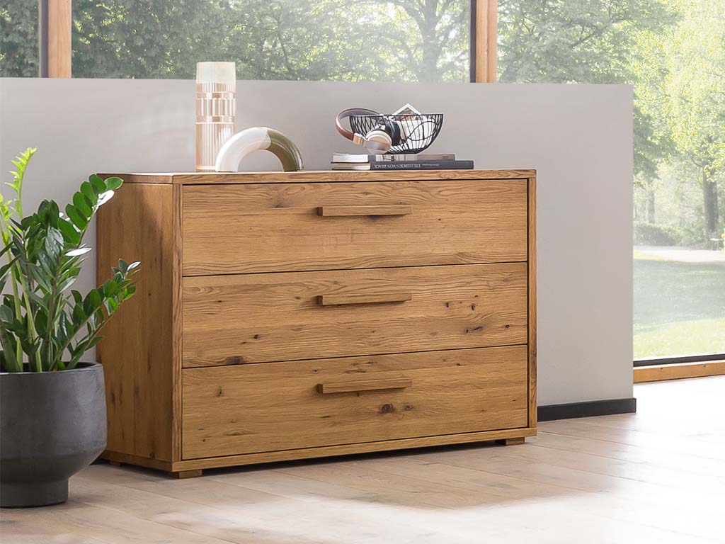 Braune Kommode mit drei Schubladen und drei Griffen stilvoll dekoriert in einem modernen zimmer Cessina von Hasena