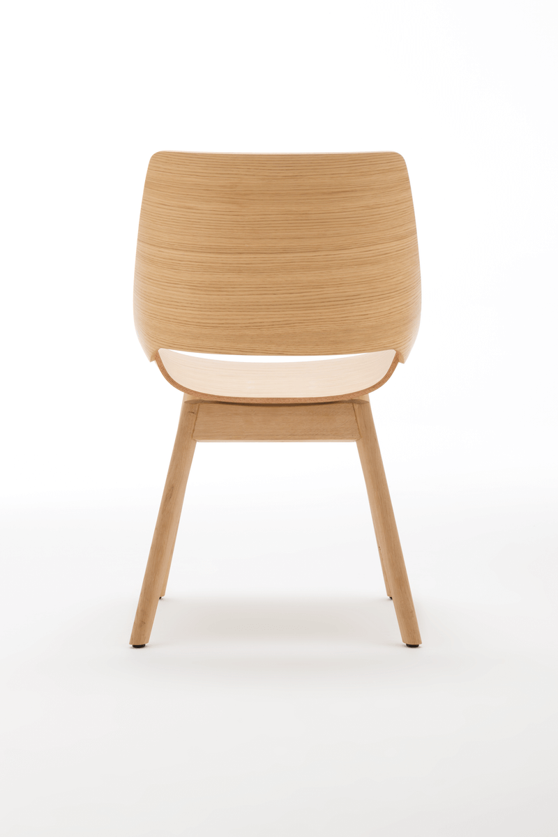 Stilvoller Holzstuhl mit gewölbter Rückenlehne, Ansicht von hinten. Perfekt für modernes Interieur.