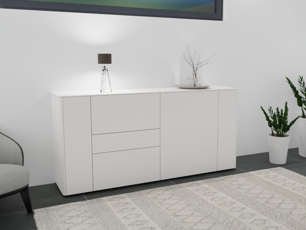 Ein weißes Sideboard mit mehreren Schubladen und Türen, dekoriert mit einer kleinen Lampe und Pflanzen, in einem modernen Wohnzimmer.